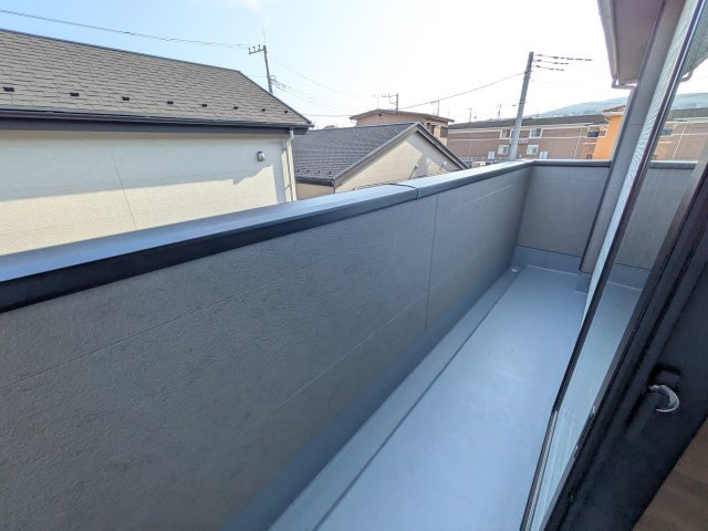 日立市東大沼町　11期　新築戸建て　3号棟のバルコニー|洗濯物も布団もまとめて干せるワイド設計。
広々としたワイドバルコニーで、家事の効率が上がり、日々の暮らしが快適になります。