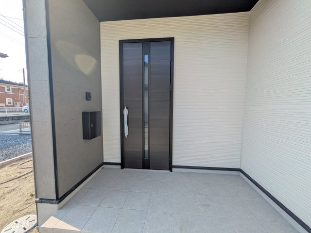 日立市東大沼町　11期　新築戸建て　3号棟の玄関|お洒落な玄関ドアと洗練された外壁デザイン。家の顔にふさわしい上質な佇まいで、ご家族やお客様を迎えます。