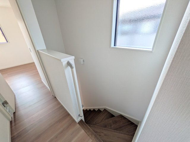 日立市東大沼町　11期　新築戸建て　3号棟の内装|窓付きで明るい階段は、手すり付きでお子様からご年配の方まで安心して上り下りができます♪