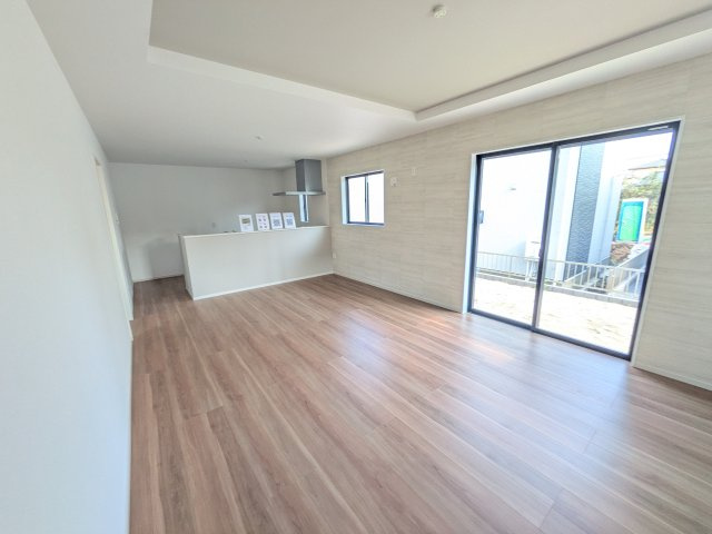 日立市東大沼町　11期　新築戸建て　3号棟の居間・リビング|家族の会話が自然と弾む、広々としたゆとりのLDK。南向きの窓からたっぷりの光が射し込む明るく快適な空間です。