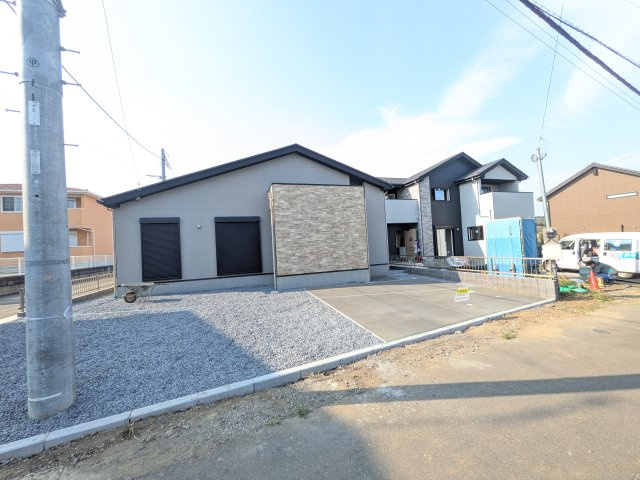 日立市東大沼町　11期　新築戸建て　4号棟の外観|現地完成済で建物や駐車場、お庭も全てご覧いただけます。
陽当たりや敷地の広さをご確認できます！
本日のご見学も可能です♪
お気軽にお電話またはお問い合わせください。