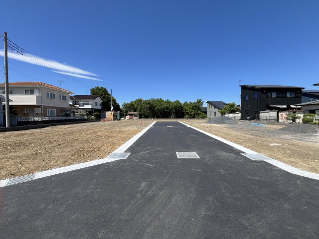 【前面道路含む現地写真】 | 【栃木市大宮町第１期　現地外観】
※令和８年5月時点
