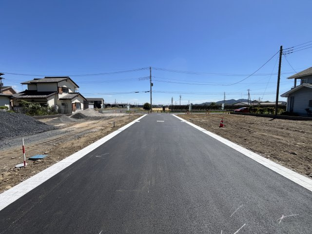【前面道路含む現地写真】 | 【栃木市大宮町第１期　現地外観】
※令和８年5月時点