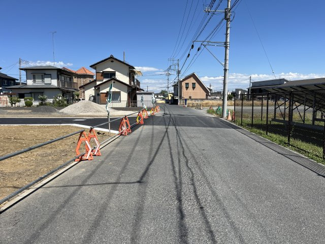 【前面道路含む現地写真】 | 【栃木市大宮町第１期　現地外観】
※令和８年5月時点