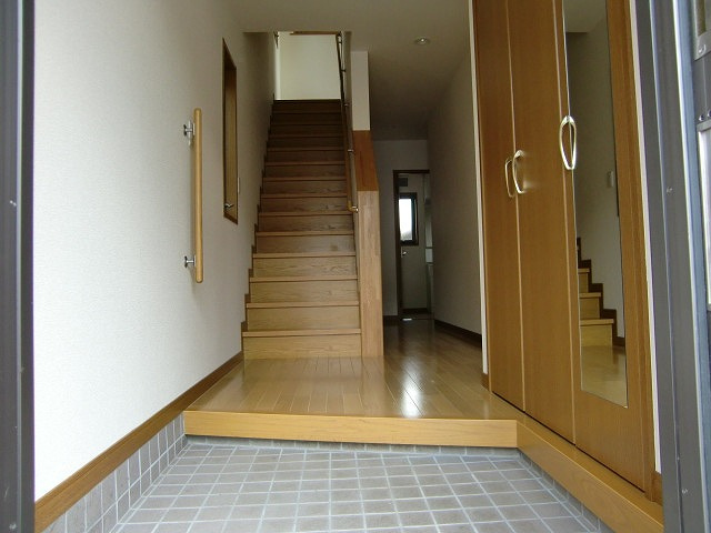 月見山1丁目戸建ての玄関