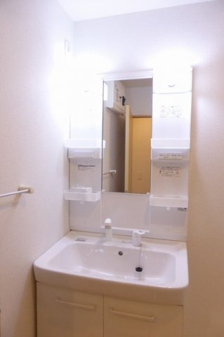 ヴィラ殿山の洗面所|ゆったりとスペースのある洗面所