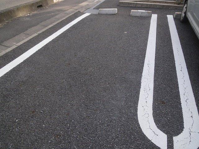 サンフレンズ　Ｃの駐車場|車をお持ちの方に嬉しい駐車場付きの物件です
