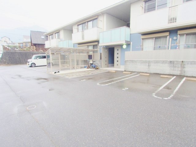 メゾンうえたⅢの駐車場