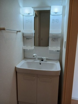 【洗面所】 | エテルネルⅠ | 明るい洗面所です
