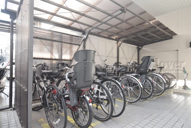 【駐輪場】 | コーポ長崎 | 自転車置き場。マンションの共用部にあたります。空きの有無や駐輪料金、各戸の台数制限などについては、改めてお問い合わせください。～即日のご見学可能～　お問合せはお気軽にどうぞ。
