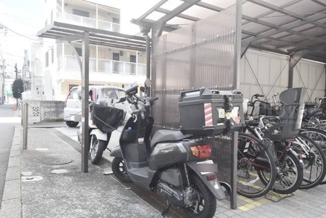 【駐車場】 | コーポ長崎 | バイク置き場。空き区画の有無や駐輪料金、サイズおよび排気量規定などについては、改めてお問い合わせください。～即日のご見学可能～　お問合せはお気軽にどうぞ。
