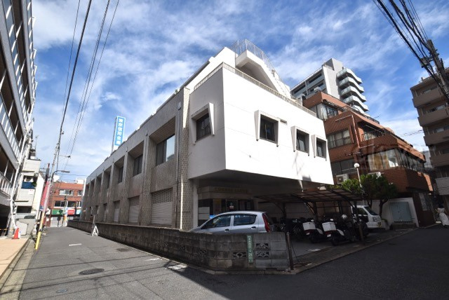 【現況写真】 | コーポ長崎 | 前面道路と外観の様子です。～即日のご見学可能～　お問合せはお気軽にどうぞ。
