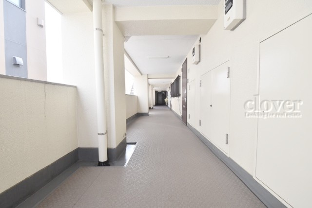 【その他共用部分】 | コーポ長崎 | 当該フロアの共用廊下です。ここもきれいに清掃されています。周囲のお部屋の様子も、ぜひ伺ってみてください。～即日のご見学可能～　お問合せはお気軽にどうぞ。
