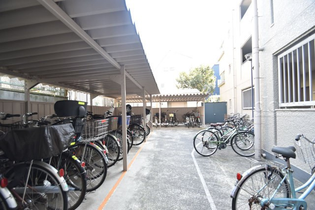 【駐輪場】 | ローズハイツ東雪ヶ谷 | 自転車置き場。マンションの共用部にあたります。空きの有無や駐輪料金、各戸の台数制限などについては、改めてお問い合わせください。～即日のご見学可能～　お問合せはお気軽にどうぞ。
