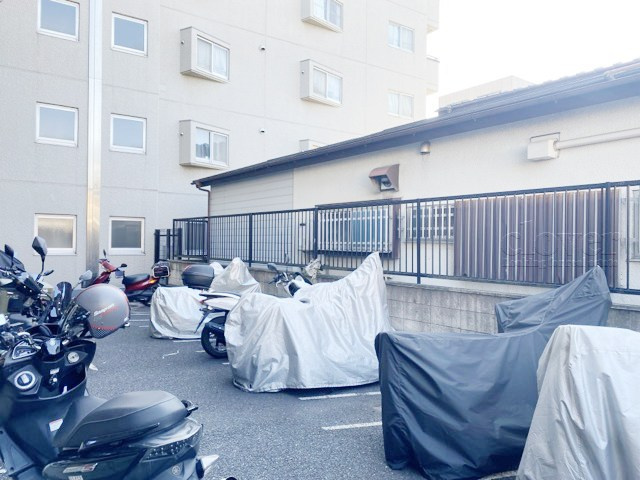【駐車場】 | ローズハイツ東雪ヶ谷 | バイク置き場。空き区画の有無や駐輪料金、サイズおよび排気量規定などについては、改めてお問い合わせください。～即日のご見学可能～　お問合せはお気軽にどうぞ。

