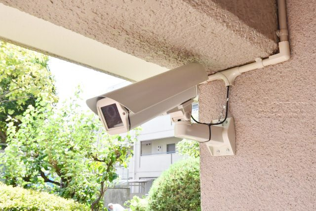 【防犯設備】 | ローズハイツ東雪ヶ谷 | 建物や敷地の隅々に目を光らせる防犯カメラが設置されています。現地を見学される際には、カメラの存在やその台数にも意識を払ってみてください。～即日のご見学可能～　お問合せはお気軽にどうぞ。
