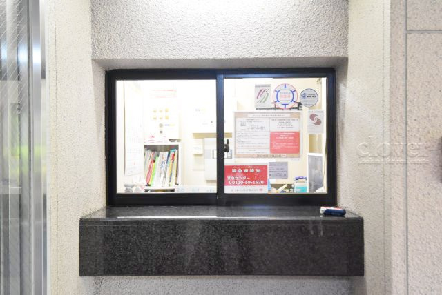 【受付】 | ローズハイツ東雪ヶ谷 | 管理人さんが勤務する管理室です。マンションに出入りする人たちを見守り、注意を払ってくれています。～即日のご見学可能～　お問合せはお気軽にどうぞ。
