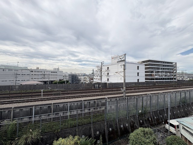 【展望】 | ローズハイツ東雪ヶ谷 | 眼前に広がる空の雄大さと、このお部屋の自慢の一つである「眺望」をご覧ください。毎日、この景色を独り占めできる新生活に夢が広がります。～即日のご見学可能～　お問合せはお気軽にどうぞ。
