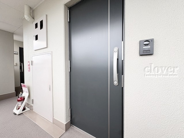 【その他共用部分】 | ローズハイツ東雪ヶ谷 | 皆様をお迎えする、お部屋の玄関ドア。開けやすさや開放角度、ドアノブの操作しやすさや鍵の形状などを、現地で一度ご確認ください。～即日のご見学可能～　お問合せはお気軽にどうぞ。
