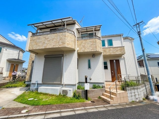 八王子市緑町の外観|お車を駐車できるスペースをしっかり確保した物件です。玄関までは手すり付きの階段が設けられており、小さなお子様やご年配の方の上り下りも安心です。毎日の外出や帰宅がスムーズに行える工夫がされています。