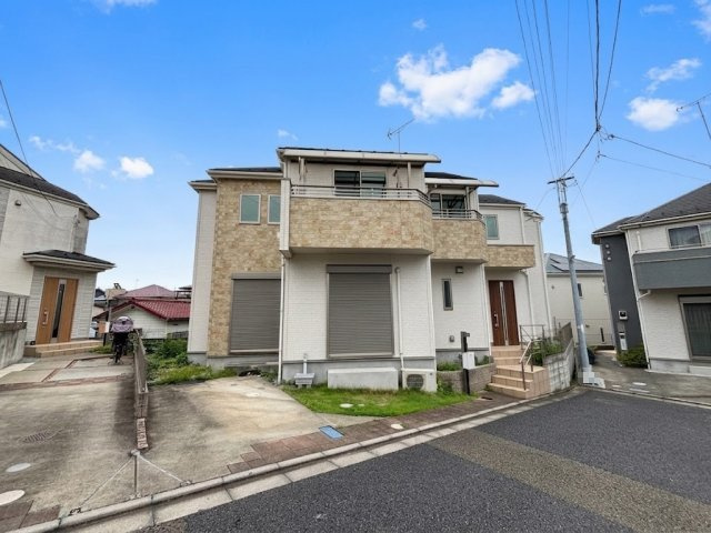 八王子市緑町の前面道路含む現地写真|物件周辺は交通量が少なく、落ち着いた雰囲気の住宅街が広がっています。お子様がお家の前を歩く際も安心感がありますね。ベビーカーを押してのお出かけや、ご家族での毎日のお散歩もしやすい整った住環境です。