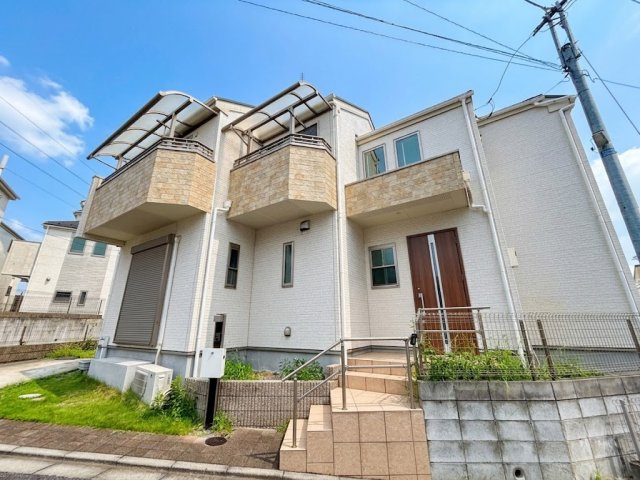 八王子市緑町の外観|２階部分には、お布団などの大きなお洗濯物も干しやすいバルコニーが設けられています。外壁は優しい色合いでお手入れもしやすく、温かみのあるデザインです。毎日の家事をサポートする充実した設備が整っています。