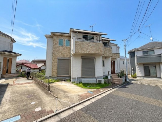 八王子市緑町の前面道路含む現地写真|見通しの良い前面道路に面しており、開放感のある立地です。周囲の建物との間隔も確保されているため、室内にも心地よい風と光を取り込むことができます。毎日を気持ちよくお過ごしいただける、明るい住まいです。