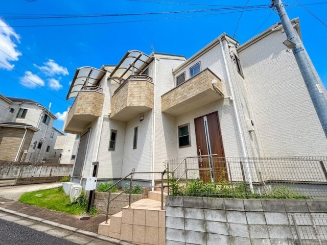 八王子市緑町の外観|玄関部分は道路から少し上がった位置にあるため、通行人からの視線が気になりにくくプライバシーが守られます。アプローチには手すりがあり、雨の日やお買い物帰りで荷物が多い日でも安全に歩行が可能です！