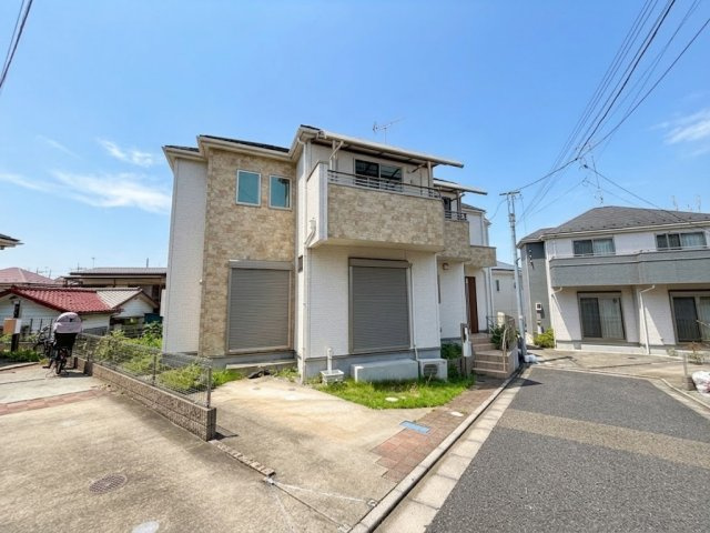 八王子市緑町の前面道路含む現地写真|敷地内には自転車や三輪車などを置くゆとりもあります。道路との段差が少なく整備されているため、ベビーカーをご利用のご家庭にも嬉しい造りです。周辺の交通量も控えめで、落ち着いた日常をお過ごしいただけます。
