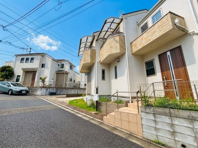 八王子市緑町の前面道路含む現地写真|整然と区画された綺麗な住宅街に位置しています。空が広く感じられる環境で、各お部屋にもたっぷりと自然光が降り注ぎます。ご家族がゆったりとリラックスして過ごせる、心地よい住環境が整った魅力的な物件です。