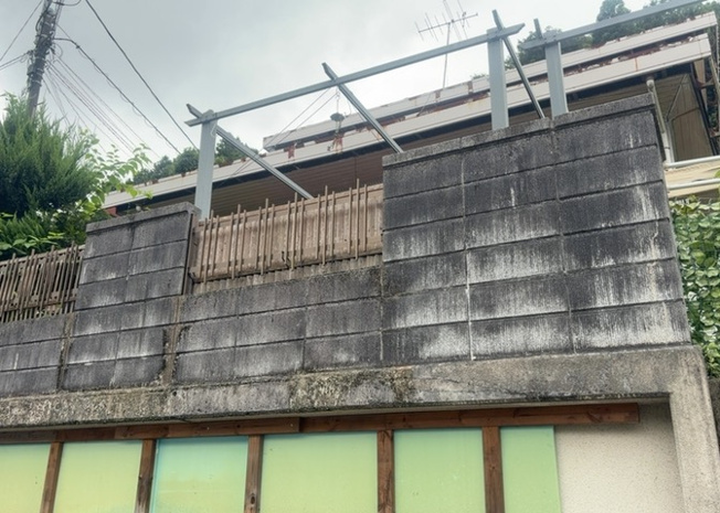 【バルコニー】 | バルコニーは、室外の専用スペースのうち、「屋根がなく開放された空間」であるものを指します。ベランダより広いタイプのものが多く、日当たりもよいため家庭菜園などを楽しみたい人にとって適した環境となります。