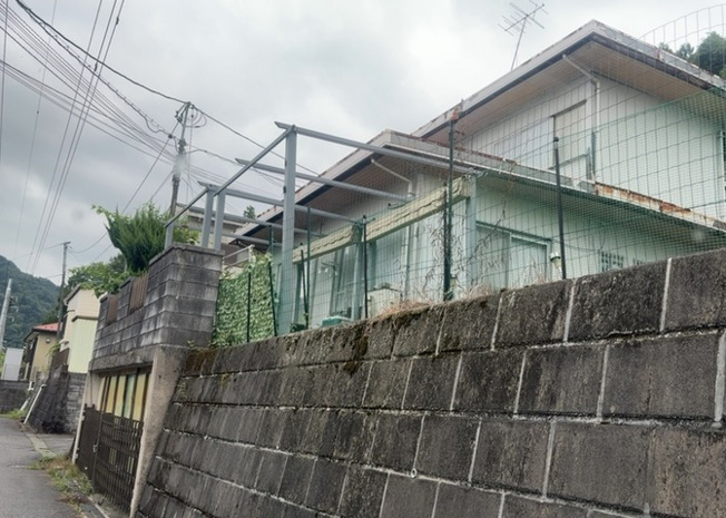 【玄関】 | 玄関は家の顔でもあり、家族以外の目にも止まる場所です。玄関は外との間を仕切る扉、靴などをしまっておく収納スペース、靴脱ぎのたたきスペース、来客とのやり取りをするドアホンなど複数のアイテムからなります。