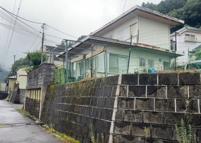 【構造・工法・仕様】 | 木造住宅とは土台、壁、柱など建築物の強度を支える構造体の材に木が使用されている構造を指します。構造体は建物の自重を支えるだけではなく風圧や水圧、積裁荷重などあらゆる衝撃に耐えるための基礎です。