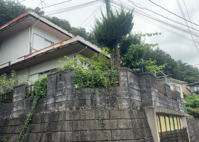 【構造・工法・仕様】 | 建物の基礎工事の方法は、主流となっているベタ基礎（防湿基礎）と布基礎の２種類に分類され、床下の通気性や耐久性などに違いがあります。建物の基礎部分の構造や付帯設備など詳細については現地でご確認ください。