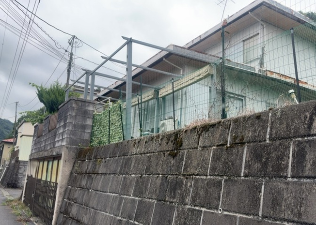【内装】 | 玄関ポーチにおいて最も重視すべきと言っても良いのが広さです。適切な広さの玄関ポーチでないと外見的なバランスは崩れてしまいますし、何より使いにくくなってしまいますので、現地で実際に下見をしてみましょう！