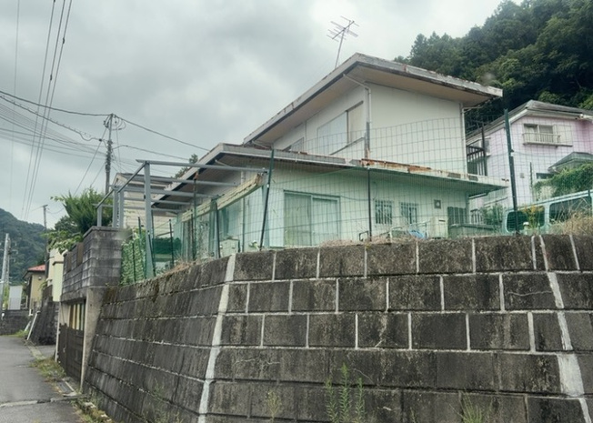 【冷暖房・空調設備】 | 床下換気口は、床下に湿気がこもることを防ぎ、効果的に換気を行うために設置されています。床下換気口が設置されていない建物は、基礎パッキング工法などにより換気を行なっています。詳細は現地でご確認ください。