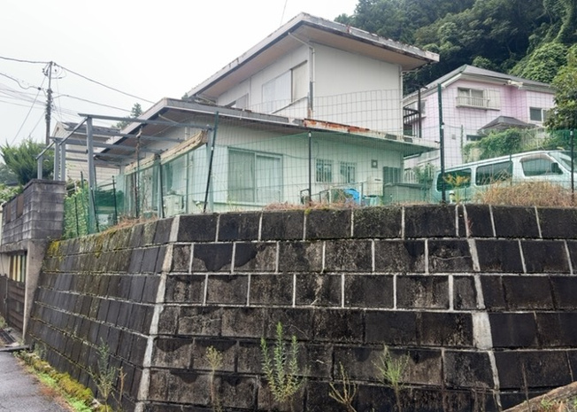 【外観】 | 隣家の土地はどうなっているのか、生活利便施設が近くにあるのか、学校まで近いかなど、お客様のライフスタイルにあわせたイメージが重要です。また、近くにあると困る施設が近くにないかも確認するといいでしょう。