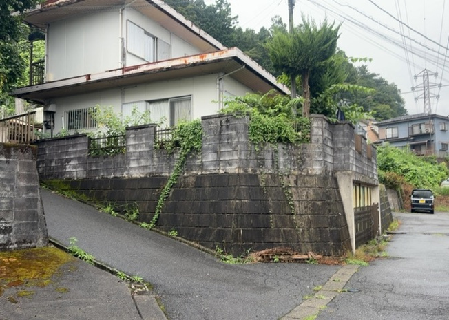 【外観】 | 現地に行くなら、物件の周囲の地形がどうなっているかを見ることも大切です。周辺より低くなっている土地では、大雨などで水が集まりやすいため、地盤が弱くなっているということも考えられるため、注意が必要です。