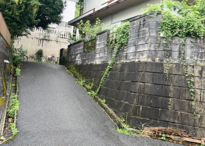 【前面道路含む現地写真】 | 南側道路の場合は長い時間光を入れ込むことができるため、庭やリビングを道路側に持ってくることが多く土地価格も高い傾向にあります。一方北側道路だとリビングや庭が南側になりプライバシーを守ることができます。