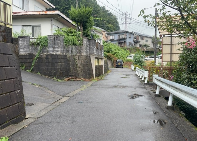【前面道路含む現地写真】 | 東側道路の場合は居室を南向きに設計しやすいため、朝日が入りやすいというメリットがあります。一方、西側道路も東側同様に居室を南向きに設計しやすいのですが、住宅地だと朝日が入りにくいという弱点があります。