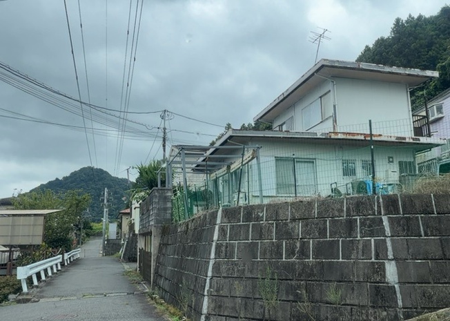 【バルコニー】 | バルコニーは、建物内から室外へ楽に出入りできる便利なスペースです。また、バルコニーには手すりを付けることが義務付けられており、手すりの高さは110cm以上で施工することが建築基準法で定められています。