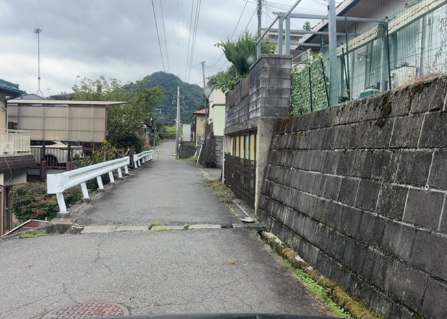 【玄関】 | 玄関は家の顔と言っても過言ではありません。現地を見学する際は玄関の広さや全体のバランスなどを見てみるといいでしょう。一般的なアプローチのしやすさだけではなく、お年寄りにも優しい設計のものだと安心です。