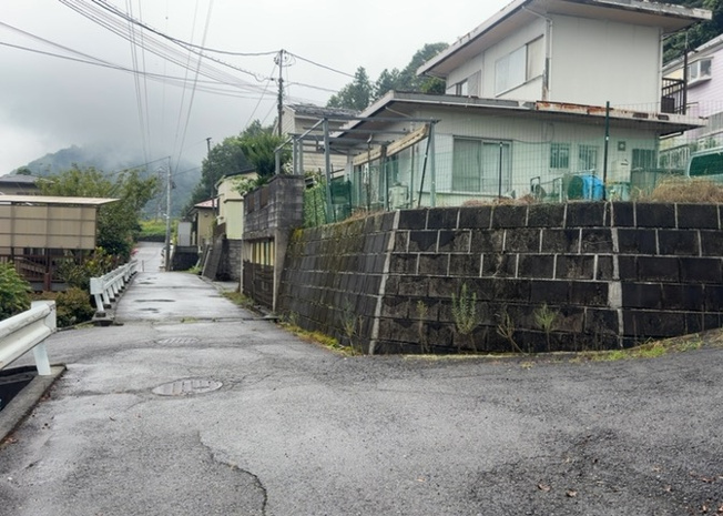 【前面道路含む現地写真】 | 住宅用の土地では前面道路に2m以上接していなければならないと法律で定められています。しかし、お持ちの車のサイズやライフスタイルなどにより、2mでは利便が悪い場合もございますので、事前に確認しましょう。