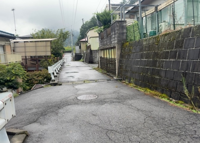 【前面道路含む現地写真】 | 道幅が広い場所は日当たりや風通が良好です。幅が広いのですれ違いも可能ですし大きな車でも駐車可能！一方で、大型車が通ることも多くなるため交通量の増加により騒音に繋がります。また土地の値段が高くなります。