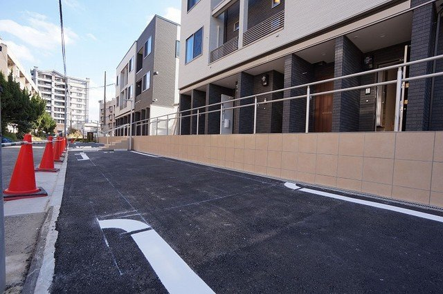 【駐車場】 | カミング小芝　Ａ棟 | 駐車場があるので、車を買う予定の方も安心です