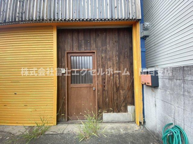 寝屋川市高柳栄町の店舗事務所のエントランス