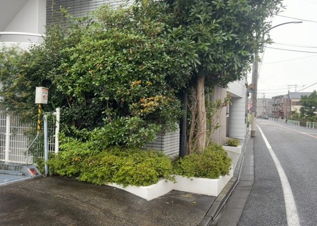 【庭】 | アルドーレ南大沢 | 物件によっては、入居者が個人的に使用できる専用庭がついているものもあります。また、住宅の中にある土間の部分を庭と呼ぶこともあります。庭の用途は住む人によって変わり、それによってデザインもさまざまです。