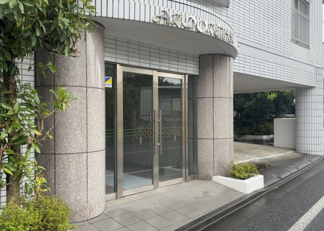 【エントランス】 | アルドーレ南大沢 | マンションのエントランスには、もともと風よけや防犯の役割がありますが、マンションによって宅配ボックスなどの設備が備わっている所もあります。日々の生活をイメージしながら生活しやすさをチェックしましょう。