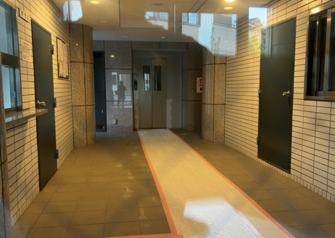 【ロビー】 | アルドーレ南大沢 | ラウンジは、マンションの共用スペースに椅子やテーブルなどを配置した利用者が寛げる空間です。屋内型ラウンジと屋外型ラウンジがあります。共用部分の管理状況と合わせて、詳細については現地でご確認ください。