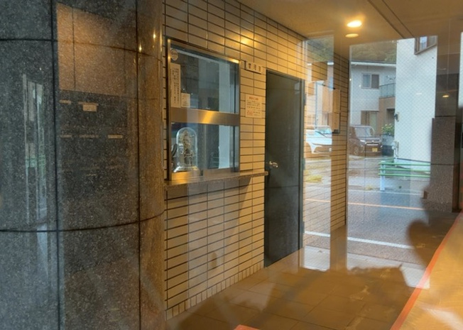 【受付】 | アルドーレ南大沢 | 受付はマンションコンシェルジュがいる場合もあれば、管理人が滞在する小部屋を総称して呼ぶことがあります。主にエントランスに設置されていることから、防犯面でも期待ができます。防犯設備がない場合はより安心！